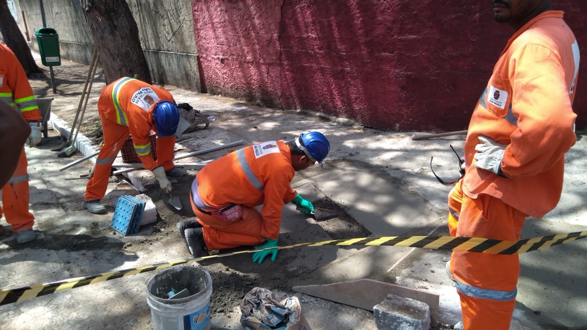 equipe de obras da Prefeitura realiza as obras das calçadas.